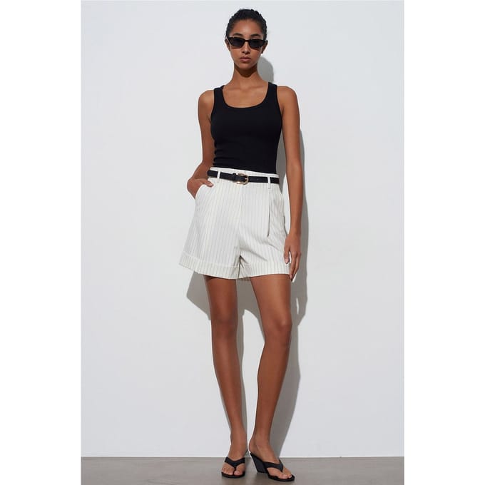 Hoog-geprisde Gestreepte Crepe Tailored Shorts