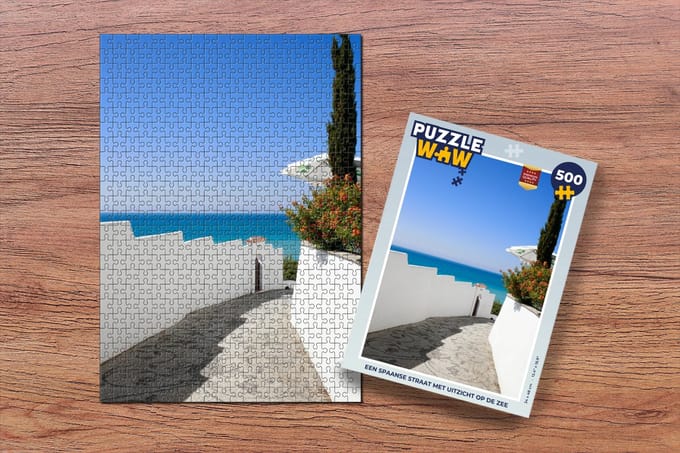 Puzzel Een Spaanse straat met uitzicht op de zee - Legpuzzel - Puzzel 500 stukjes