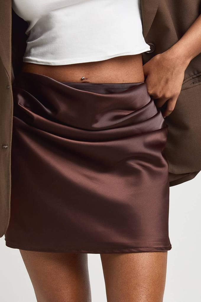 boohoo Dames Satijnen Mini Rok Met Gedrapeerd Front | Chocoladebruin | Maat: 44