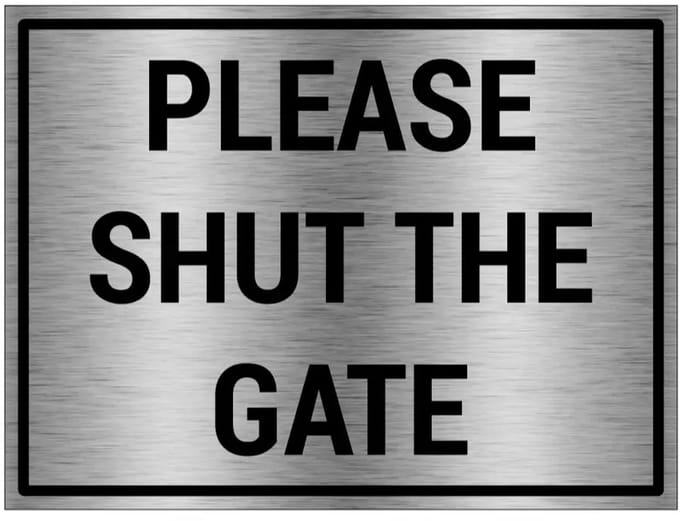 Please shut the gate bord - gecoat brushed aluminium | 28 x 21 cm