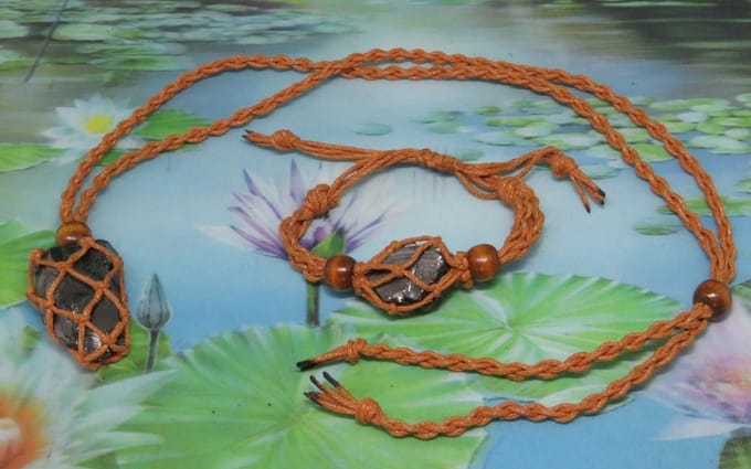 Edel shungiet knopen ketting en armband bruin