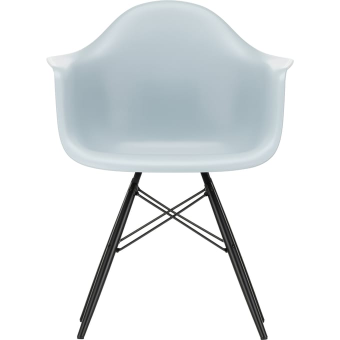 Vitra - DAW Eames Plastic Armchair - ijsgrijs RE - esdoorn zwart - blauw