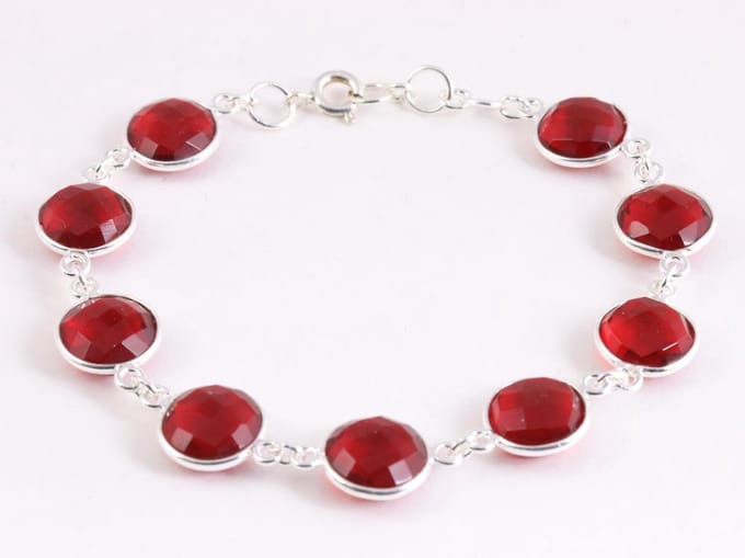 Zilveren armband met rode kristal