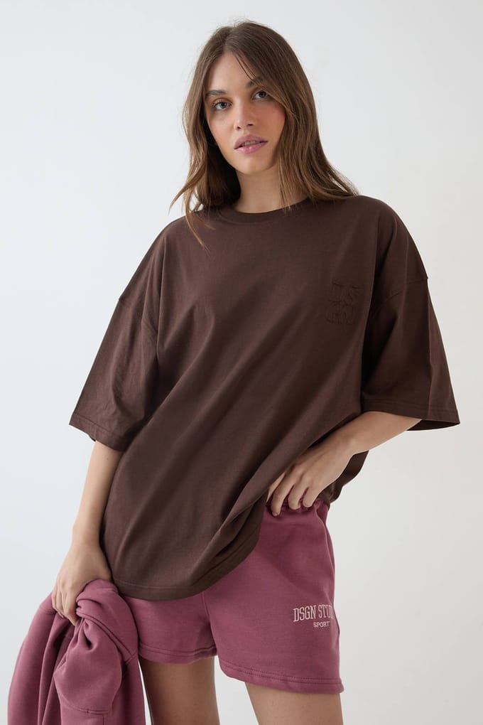 Dames Dsgn Studio Oversized T-shirt Met Applicatie Van Eigen Stof | Dark Chocolate | Maat: Medium