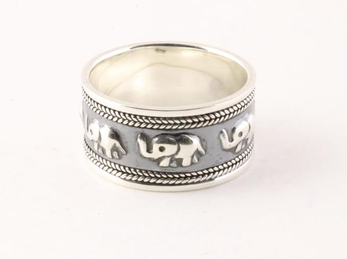 Brede zilveren ring met olifanten - maat 20.5
