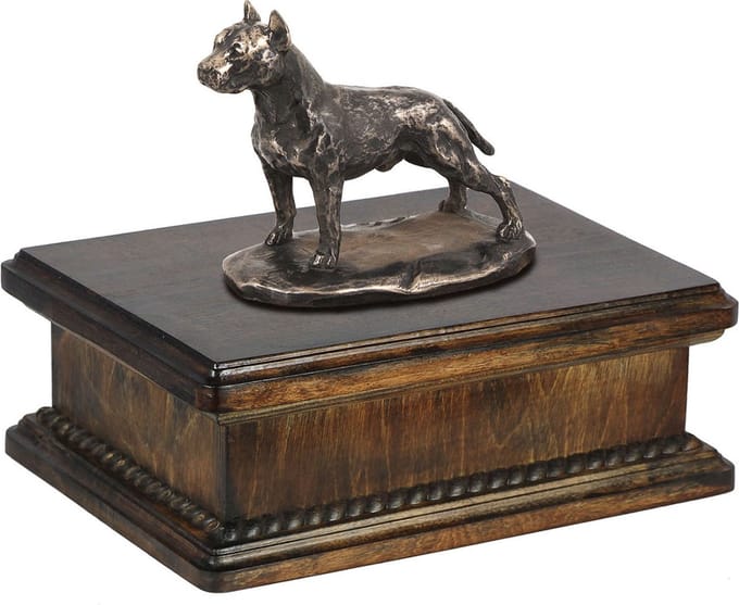 Elegante urn voor American Staffordshire Terrier met hondenstandbeeld