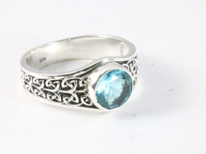 Bewerkte zilveren ring met blauwe topaas - maat 19
