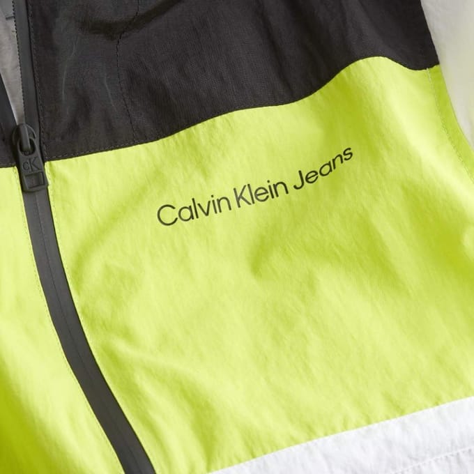 Calvin Klein herenjas met een opvallend kleurblokdesign.