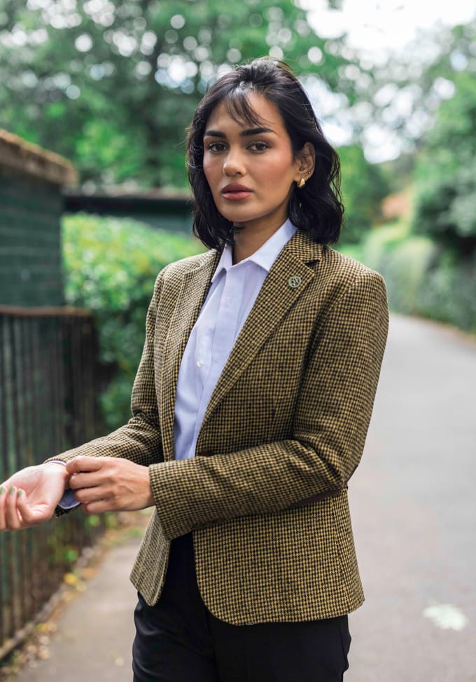 Dames getailleerde bruine pied-de-poule wolmix tweed blazer
