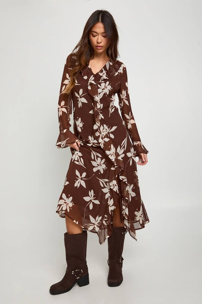 boohoo Dames Bloemen Chiffon Midaxi Gerafelde Jurk | Chocoladebruin | Maat: 36