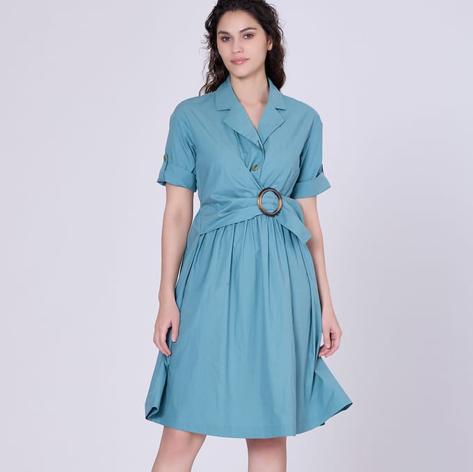 Shirtjurk met asymmetrische riempaneel