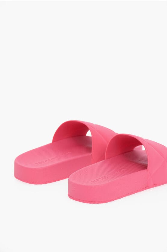 Mat rubberen sliders met Intreccio-motief in roze