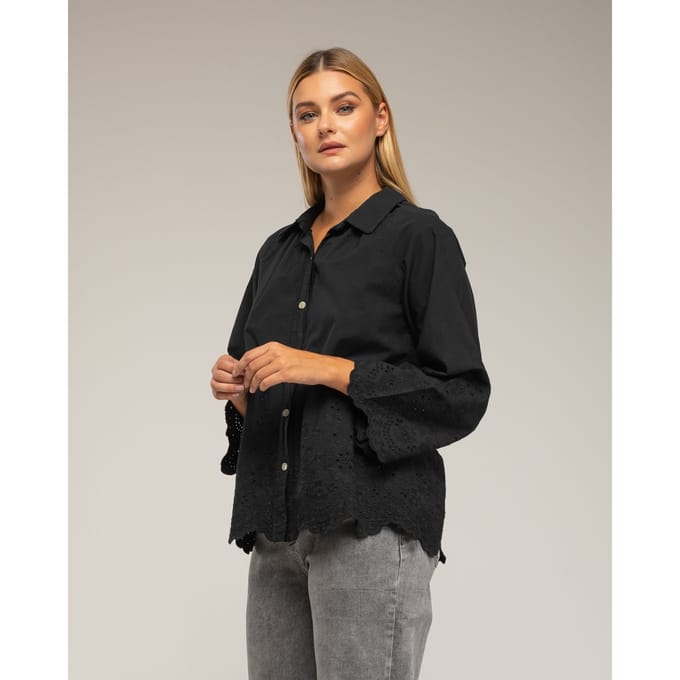 Overmaatse blouse met borduursel op de mouwen