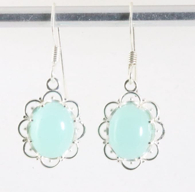 Fijne opengewerkte zilveren oorbellen met aqua chalcedoon