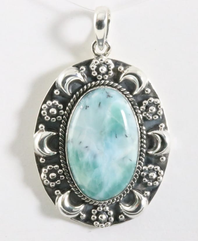 Grote bewerkte zilveren hanger met larimar