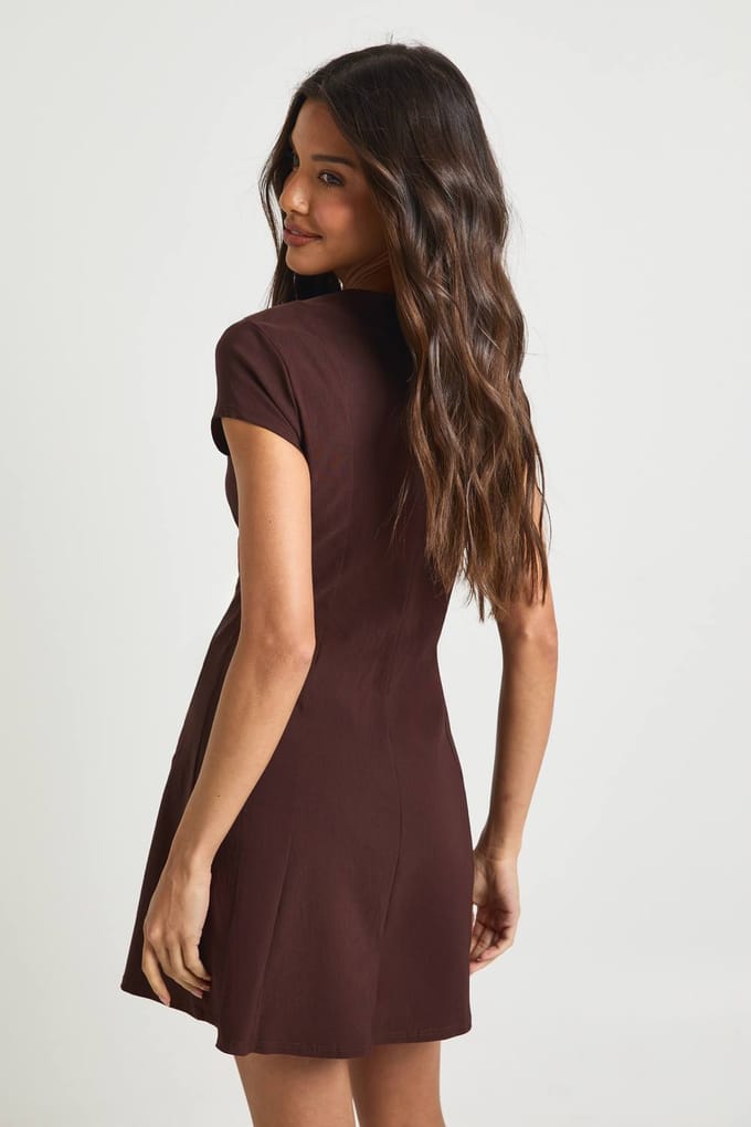 boohoo Dames Bengaline Shift Jurk met Gouden Knoop Details en Korte Mouwtjes | Chocoladebruin | Maat: 36