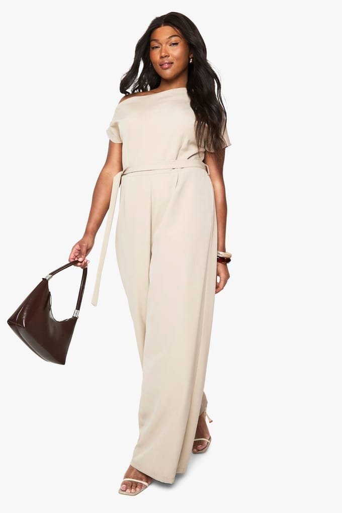 boohoo Dames Plus Asymmetrische Jumpsuit met Ceintuur | Stone | Maat: 28