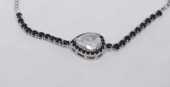 Druppel armband met zwarte steentjes | zilver gekleurd