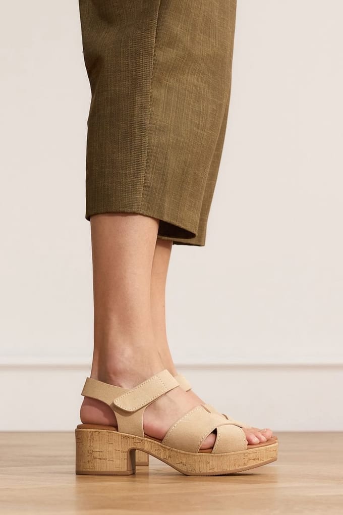 Manfield - Dames - Beige suède sandalen met blokhak - Maat 38