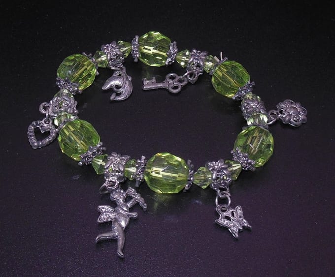 Armband groen met metalen hangertjes