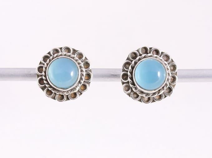 Fijne bewerkte zilveren oorstekers met blauwe chalcedoon