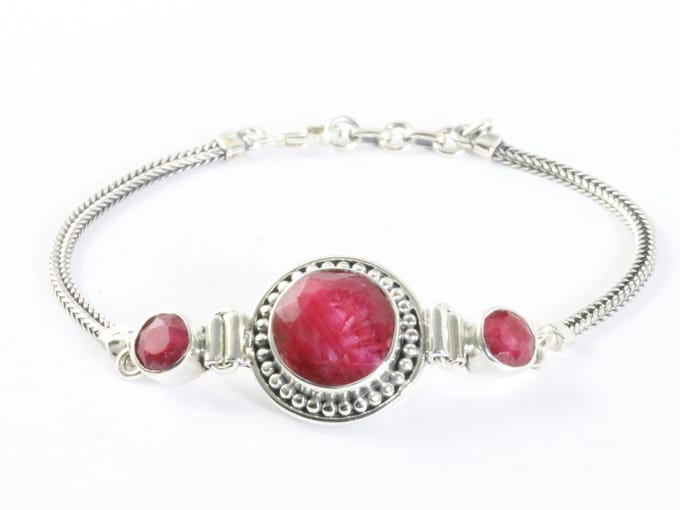 Bewerkte zilveren armband met robijn