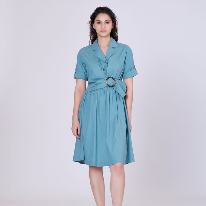 Shirtjurk met asymmetrische riempaneel