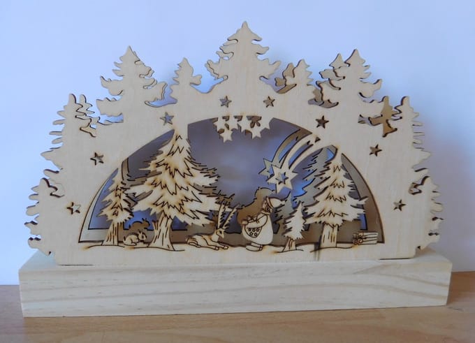 Kerstvoorstelling houten boog met verlichting
