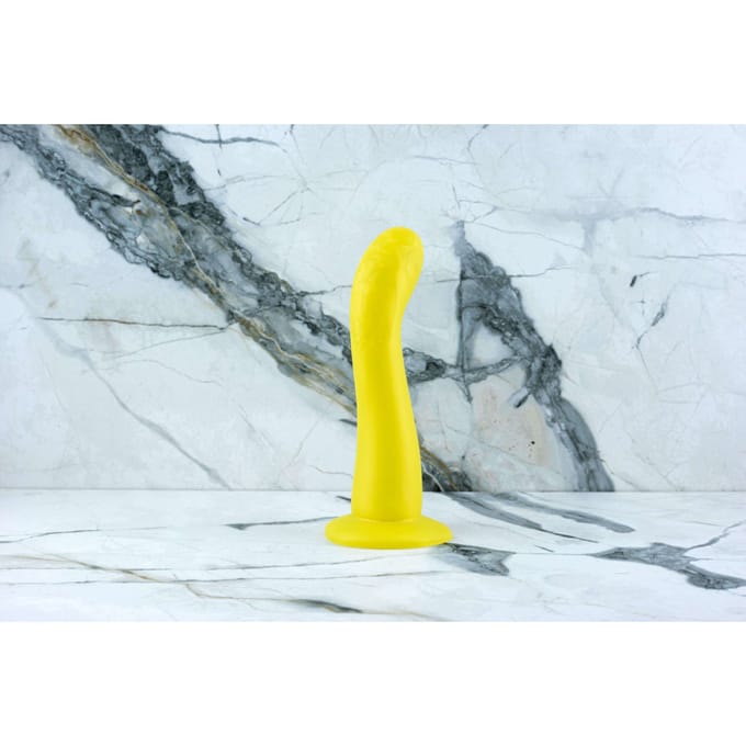 Ylva & Dite | Handgemaakte Gele Dildo met Zuignap | Swan