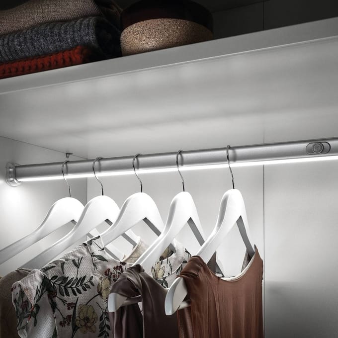 Hera LED-kledingstanglamp met sensor, 100cm