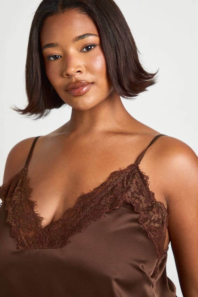 boohoo Dames Plus Cami-top met kantenaccent | Chocoladebruin | Maat: 44