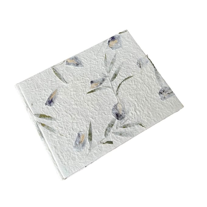 Gastenboek blanco bladen, 20x25cm, mulberry met blauwe iris bloemen