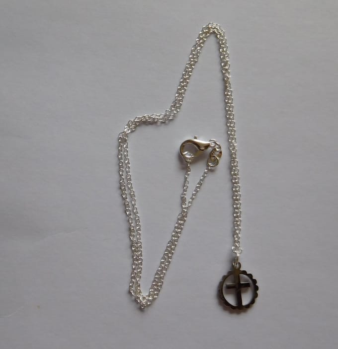 Ketting met hanger klein kruisje zilverkleur.