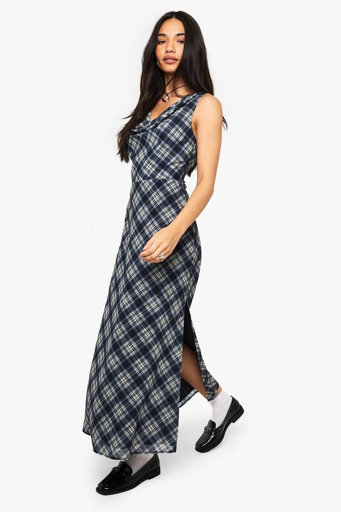 boohoo Dames Bekijk de chiffon midaxi-jurk met draperende kraag. | Navy | Maat: 8