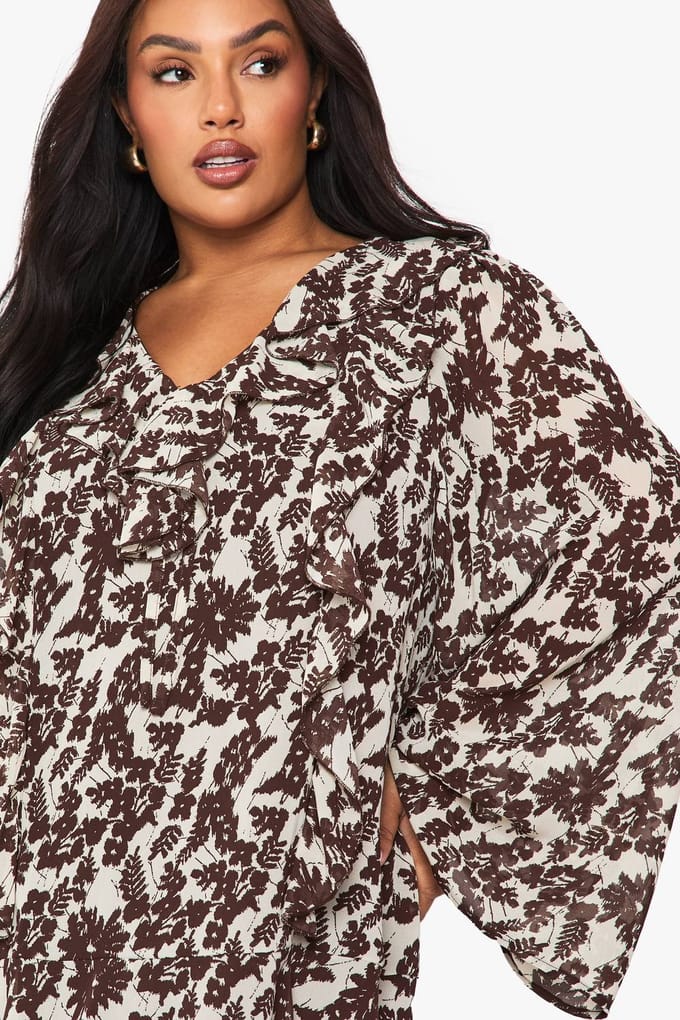 boohoo Dames Plus Florale Ruffle Tie-Front Shiftjurk | Chocolate | Maat: 16
