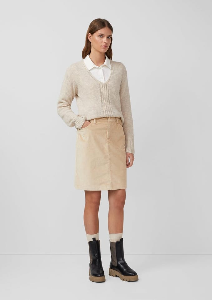 Uitlopende minirok in ribcordlook