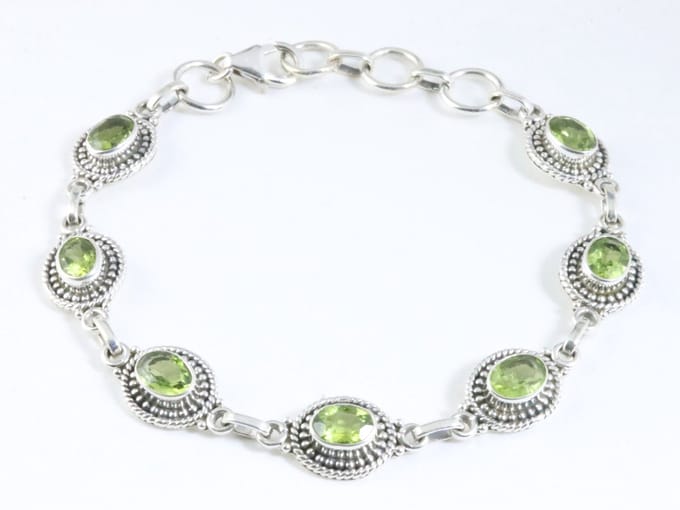 Bewerkte zilveren armband met peridoot