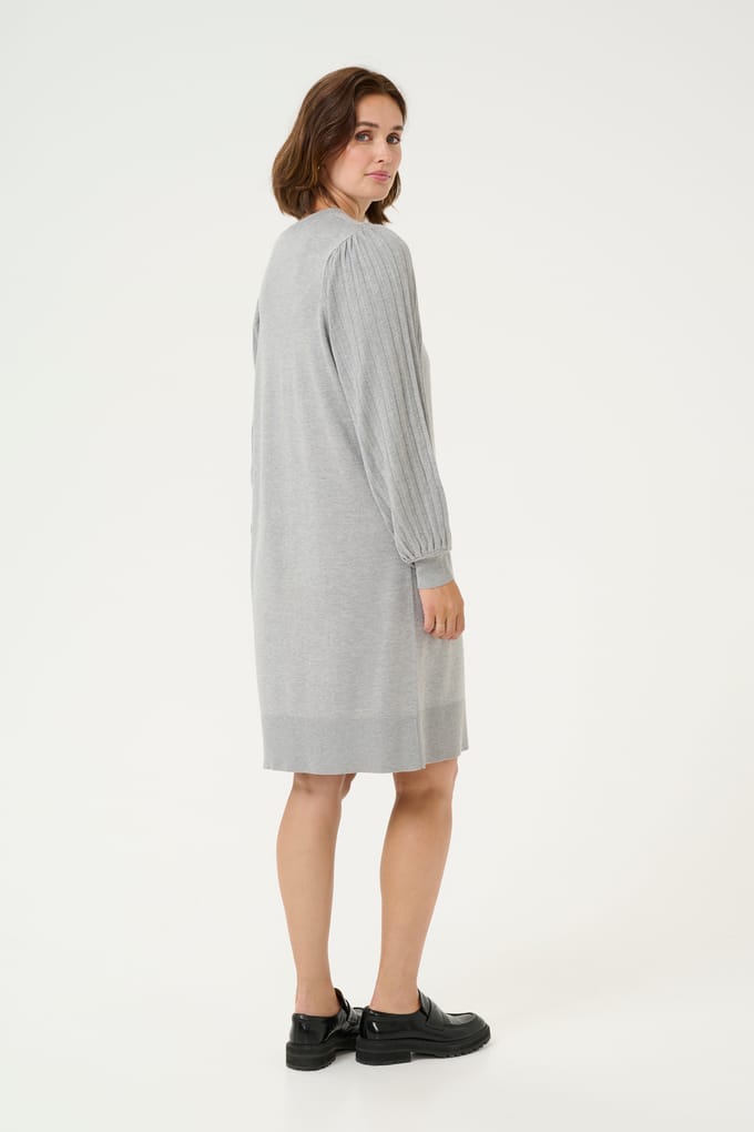 Knielange jurk met pofmouwen, model 'Alone'