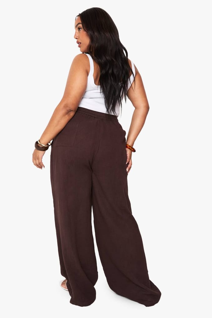 boohoo Dames Plus Getextureerde Gerimpelde Broek met Wijde Pijpen | Chocoladebruin | Maat: 48