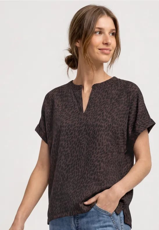 Shirt met verschillende texturen en split in de hals