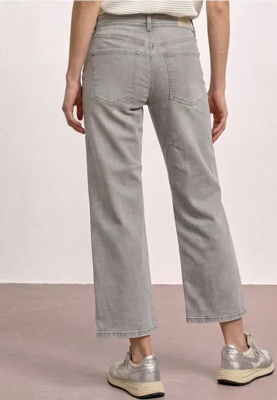 7/8 Mid Waist straight leg jeans in casual fit