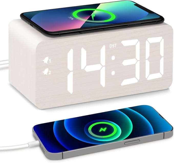 Houten Digitale Wekker met Draadloos Opladen en USB-Poorten