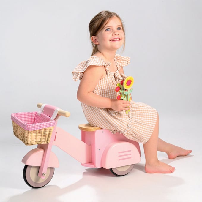 Tender Leaf houten ride-on scooter met mandje - loopfiets speelgoed.