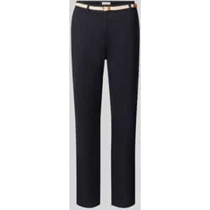 chino met riem en achterzakken