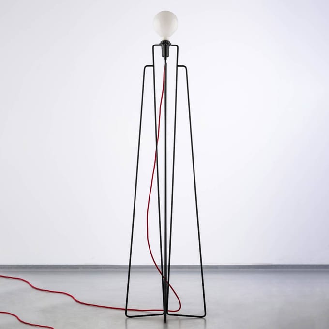 GRUPA Model M1 LED vloerlamp zwart, kabel rood
