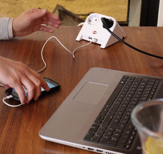Desktop-Power USB-charger 2 USB-laadaansluiting 2100mA 2-voudig wit gepolijst 1,8m H05VV-F 3G1,5