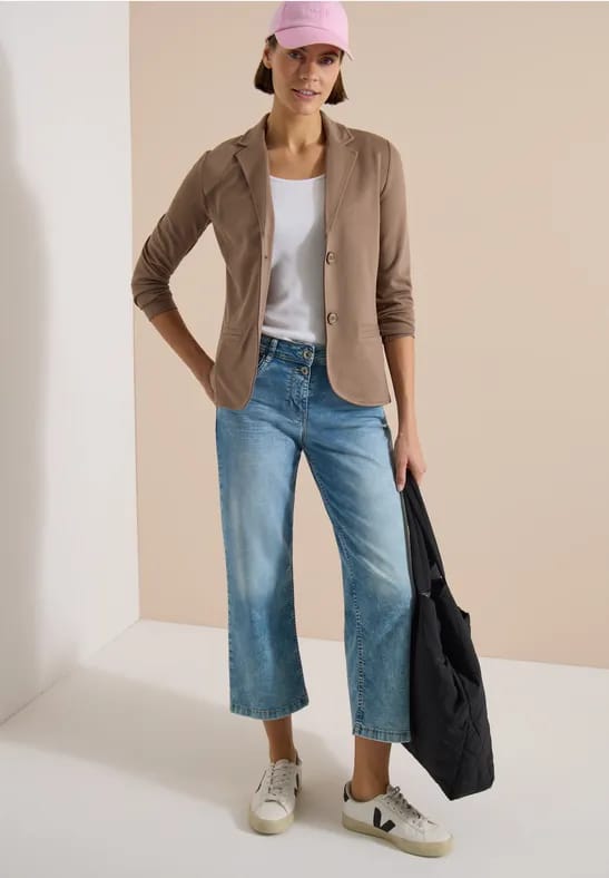 Eenvoudige blazer met reverskraag en knopen
