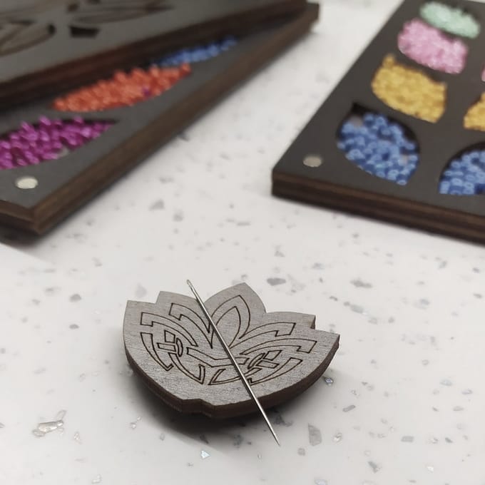 Houten Naaldenmagneet Bloem Grijs