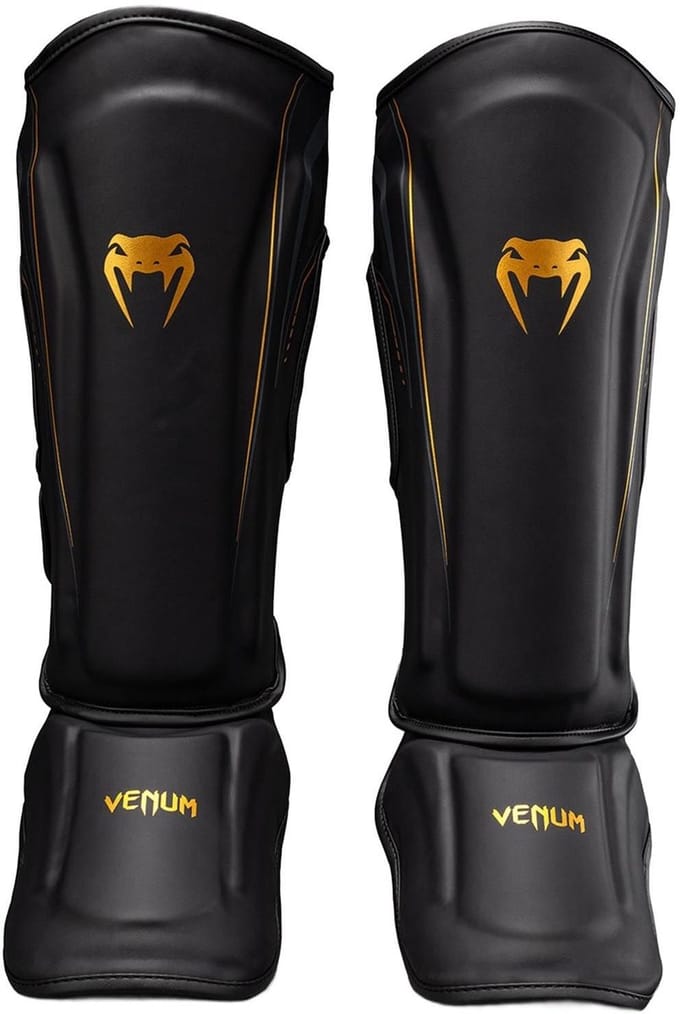 Venum Streamline Scheenbeschermers – Premium Kickboks Bescherming – Zwart/Goud - L