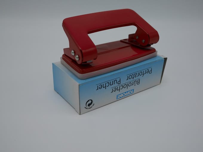 Metalen perforator in diverse kleuren.
